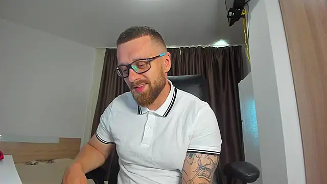 Pokazy przed kamerką – Findom_guy