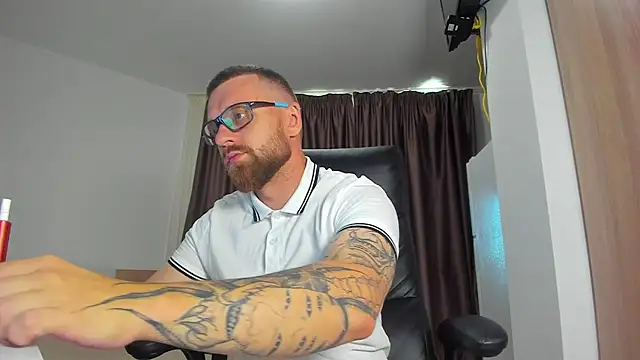 Show modela Findom_guy na web-kameri