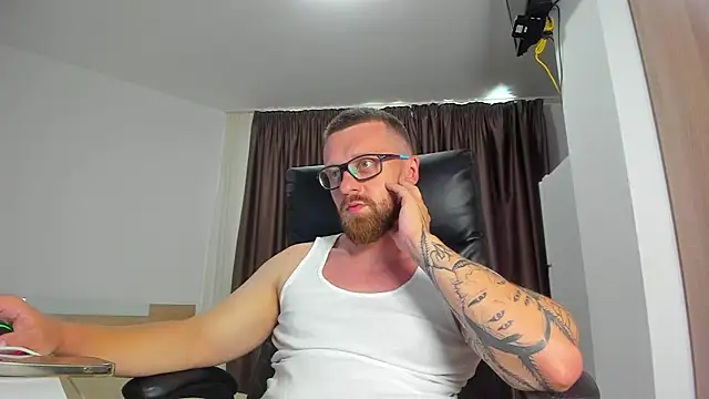 Show modela Findom_guy na web-kameri