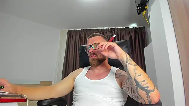 Show modela Findom_guy na web-kameri