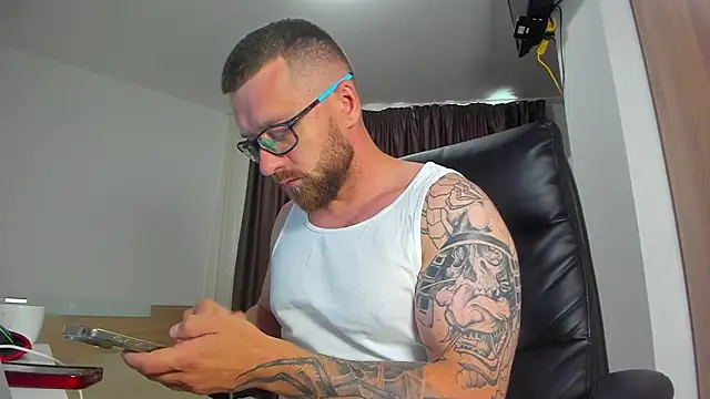 Show modela Findom_guy na web-kameri