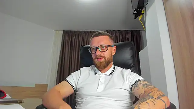 Show modela Findom_guy na web-kameri