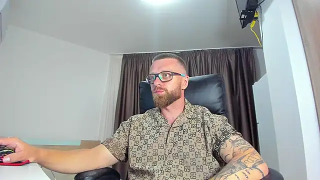 Show modela Findom_guy na web-kameri
