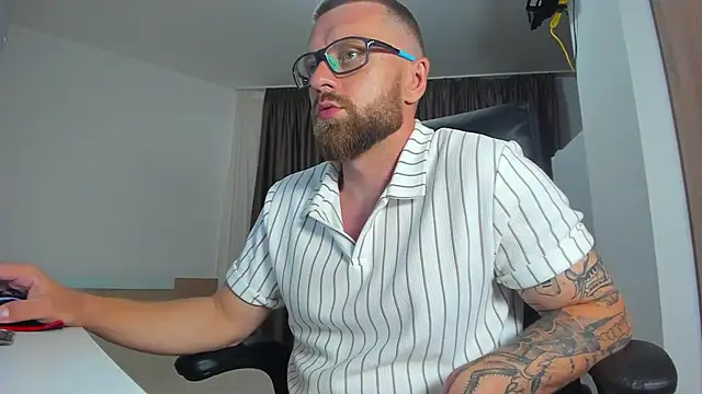 Pokazy przed kamerką – Findom_guy