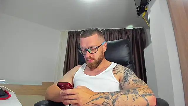 Show modela Findom_guy na web-kameri