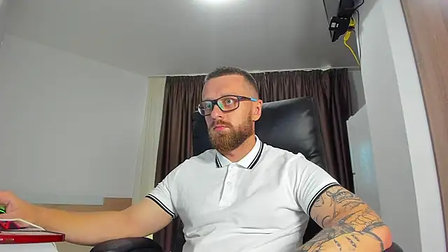 Show modela Findom_guy na web-kameri