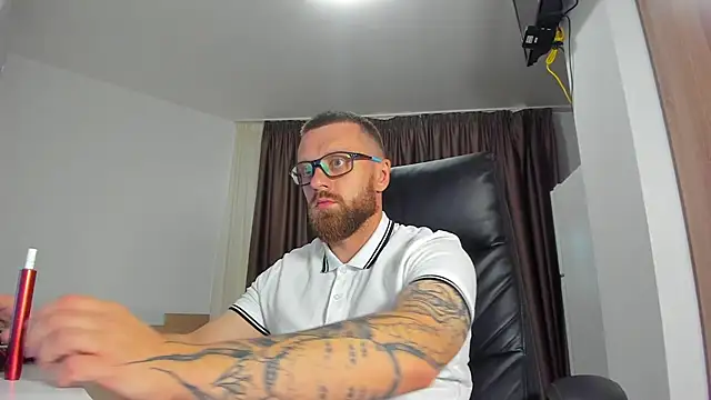 Show modela Findom_guy na web-kameri