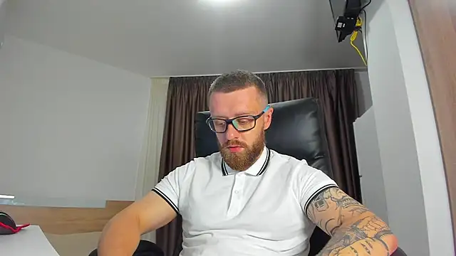 Show modela Findom_guy na web-kameri