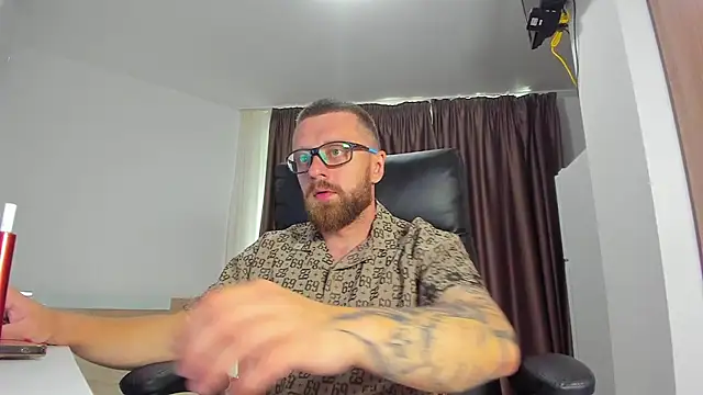 Show modela Findom_guy na web-kameri