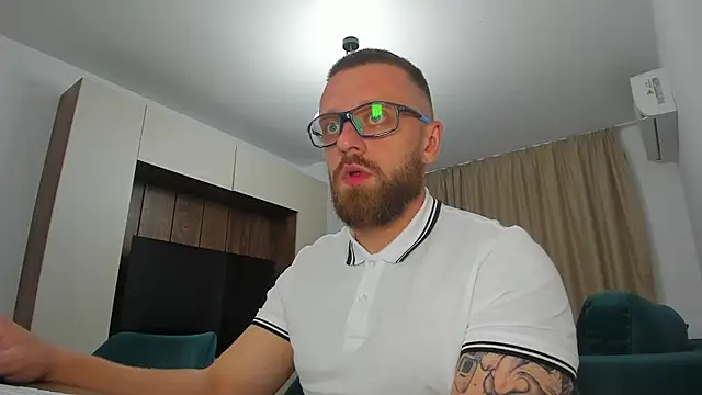 Show modela Findom_guy na web-kameri