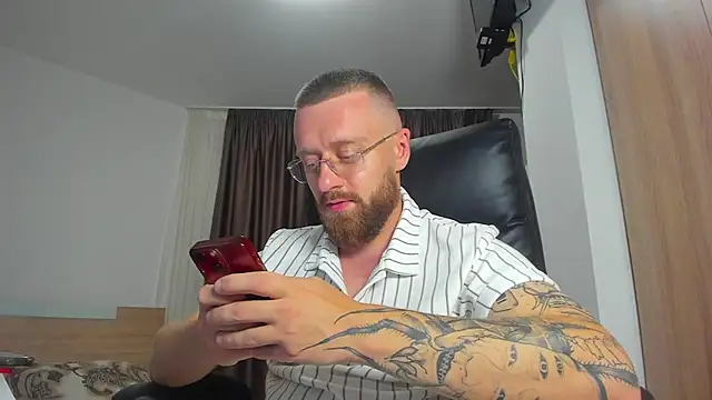 Show modela Findom_guy na web-kameri