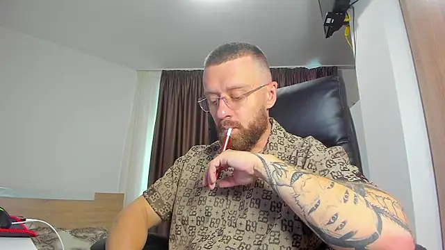 Show modela Findom_guy na web-kameri
