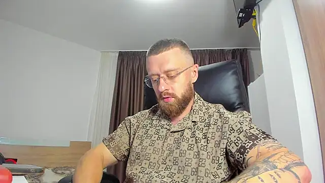 Show modela Findom_guy na web-kameri