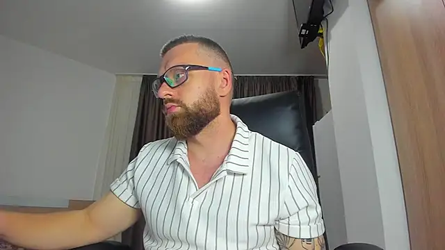 Show modela Findom_guy na web-kameri