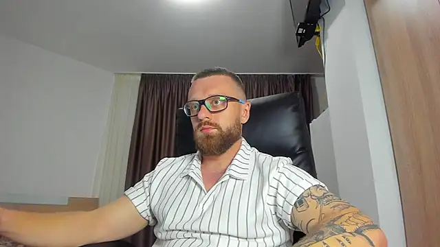 Show modela Findom_guy na web-kameri