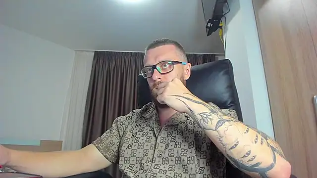 Show modela Findom_guy na web-kameri