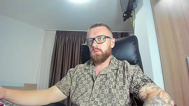 Show modela Findom_guy na web-kameri