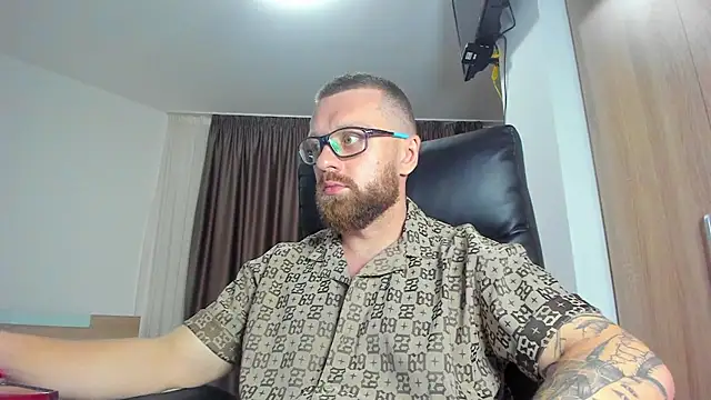Show modela Findom_guy na web-kameri