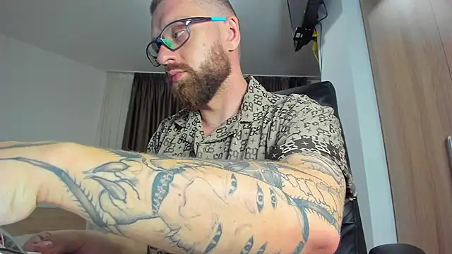 Show modela Findom_guy na web-kameri
