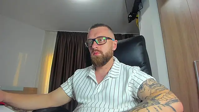 Show modela Findom_guy na web-kameri