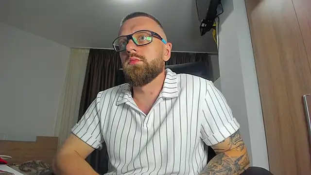 Show modela Findom_guy na web-kameri