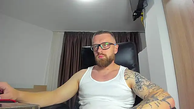 Show modela Findom_guy na web-kameri