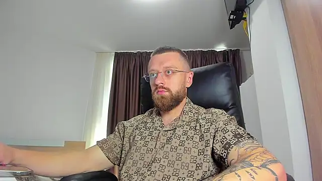 Show modela Findom_guy na web-kameri