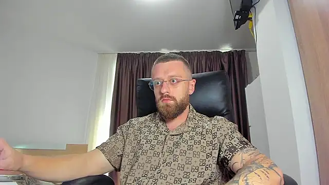 Show modela Findom_guy na web-kameri