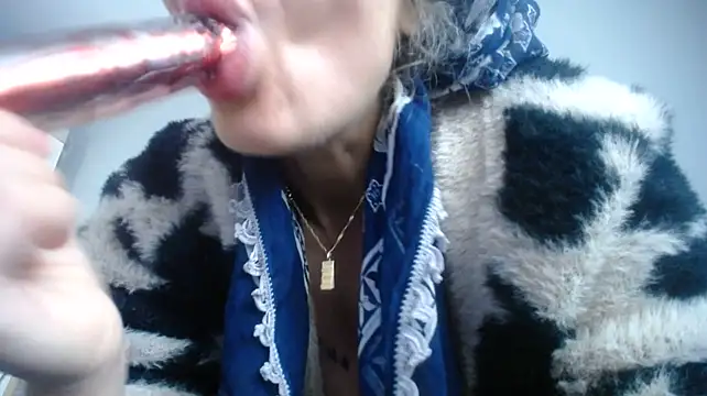 Pokazy przed kamerką – SexyyCheryy