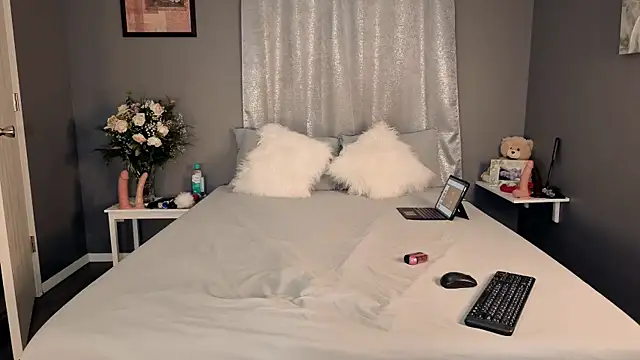 Hotbeebee Adlı Modelin Canlı Sohbet Odası