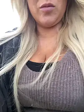 Bustyblondebabe32's Webcam Show