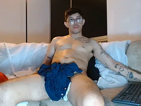 Show modela tonysexyboy na web-kameri
