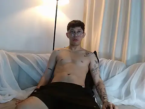 Show modela tonysexyboy na web-kameri