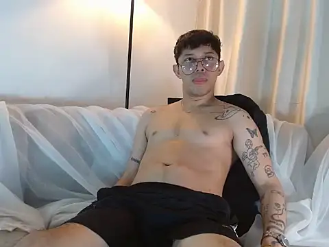 Pokazy przed kamerką – tonysexyboy