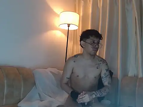 הופעת וובקאם של tonysexyboy