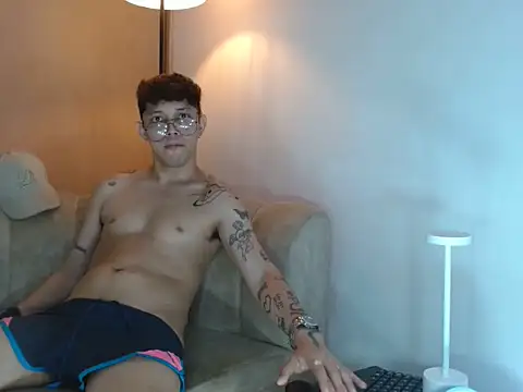 Show modela tonysexyboy na web-kameri