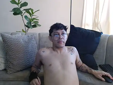 Pokazy przed kamerką – tonysexyboy