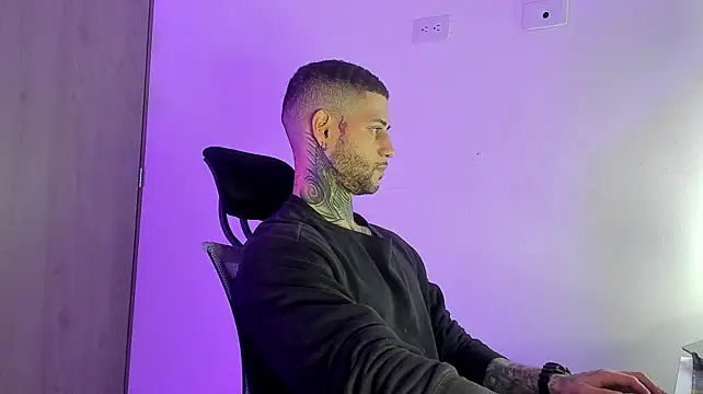 _jamesleandros1 Show in webcam
