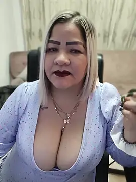 Dalessa_Bigtits: онлайн-секс-чат