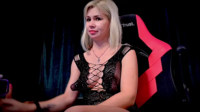 Pokazy przed kamerką – Bellydevilmilky