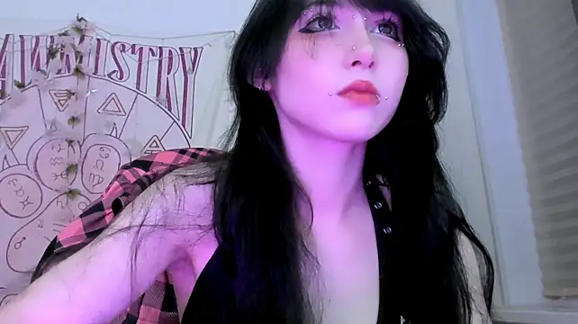 Holy420lolii Webcam-Show