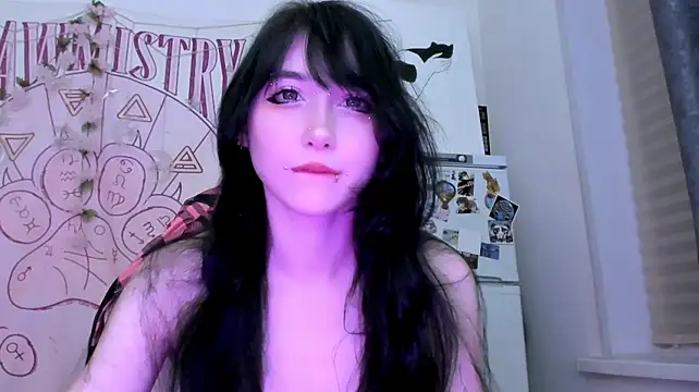 הופעת וובקאם של Holy420lolii
