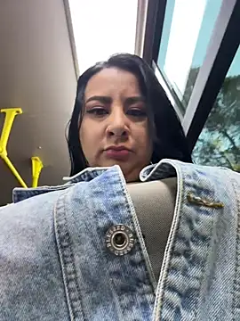 Abril_Luv: διαδικτυακό σόου στην κάμερα