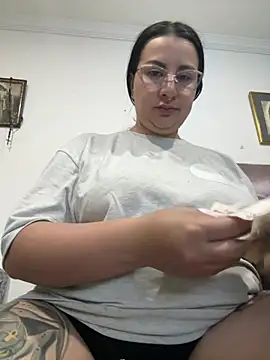 Abril_Luv Adlı Modelin Canlı XXX Sohbeti