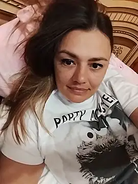 צ'אט XXX בשידור חי של KrissSexi