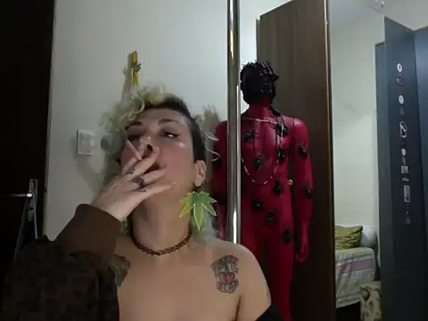 MariLouM Adlı Modelin Canlı XXX Sohbeti