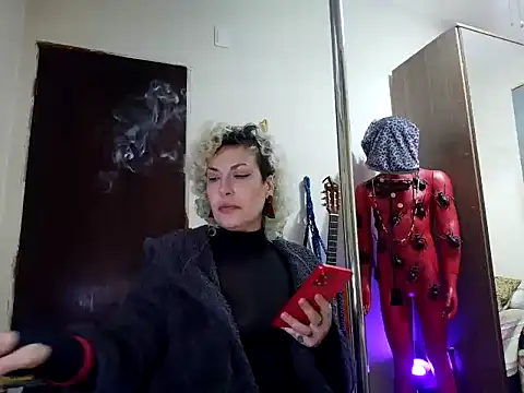 Chat +18 de MariLouM ao vivo