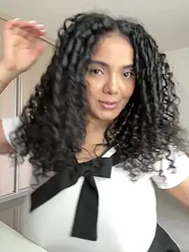 CurlyierrのライブXXXチャット