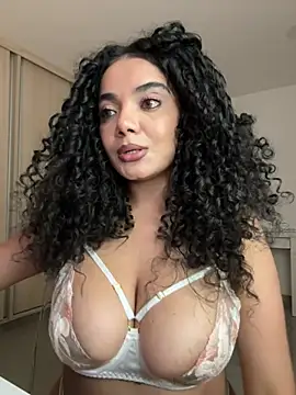 Curlyierr 网络视讯表演