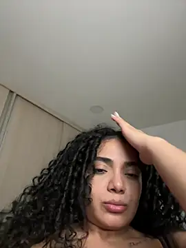 Curlyierr 在線直播表演